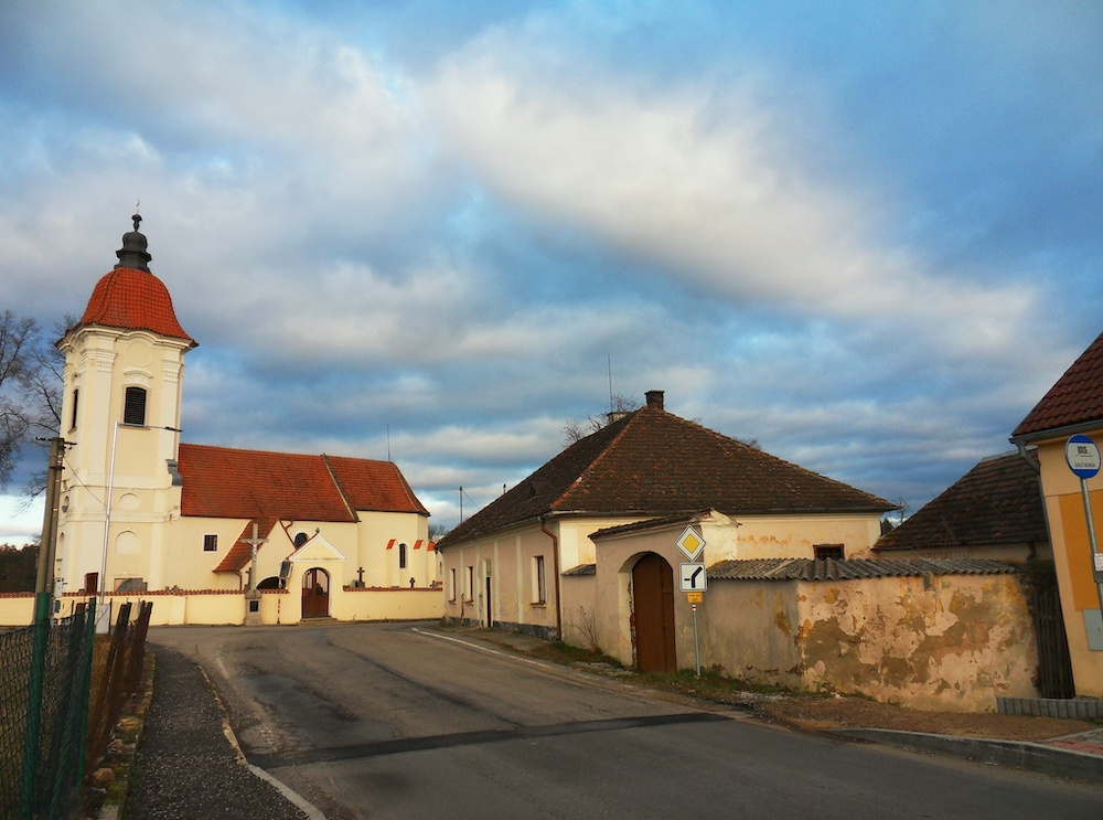 Bývalá fara v Dolních Slověnicích má jít k zemi. Památkáři jsou ale proti